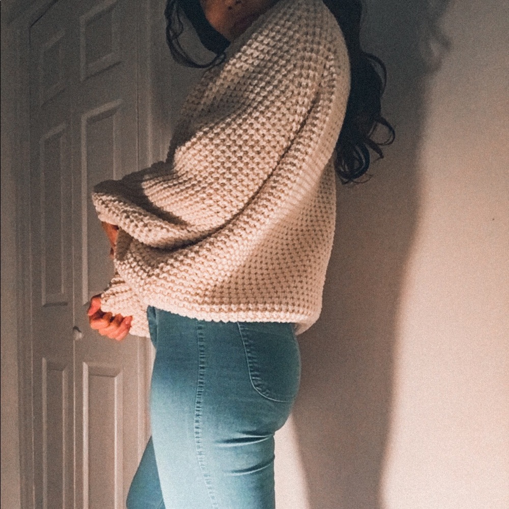 OVERSIZED KNIT SWEATER